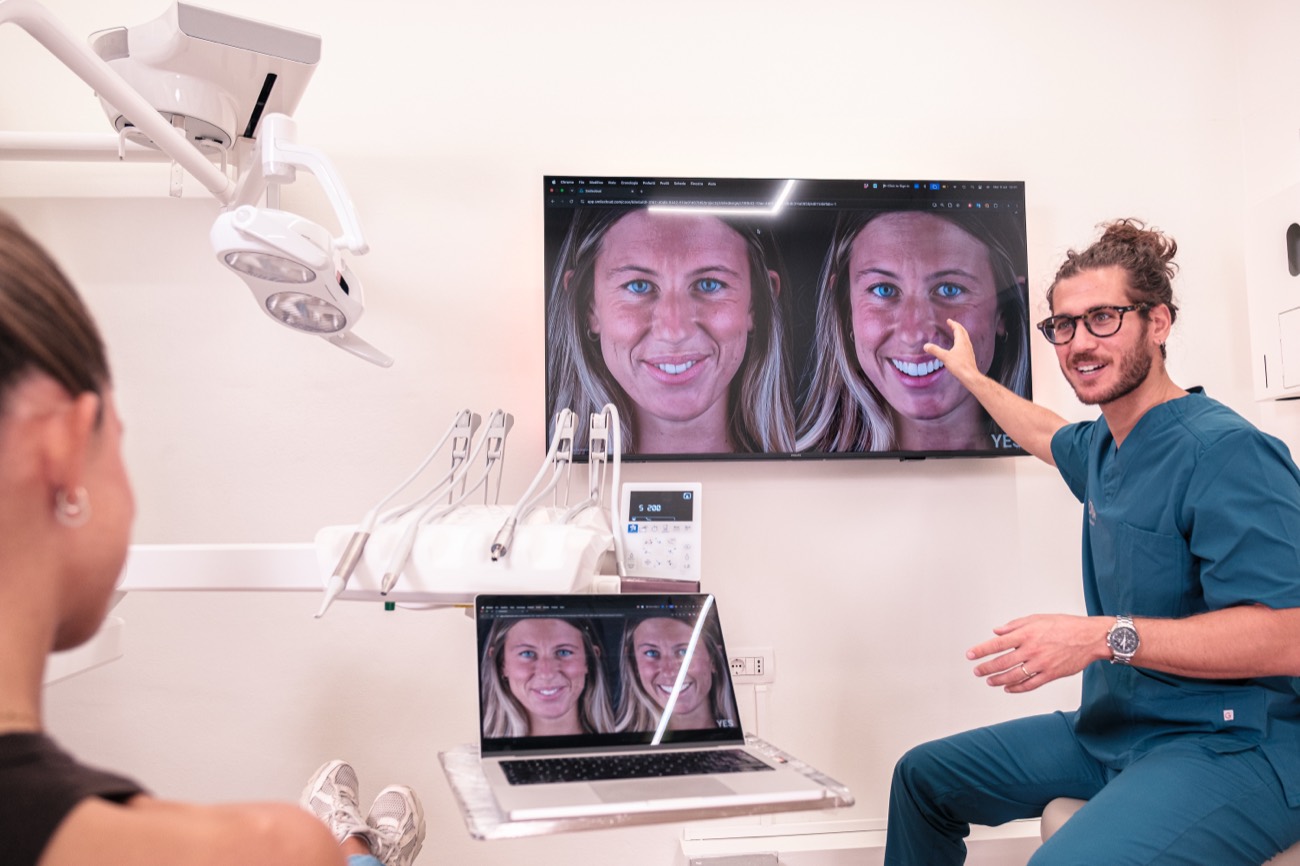 Progettazione del sorriso spiegata a una paziente sullo schermo