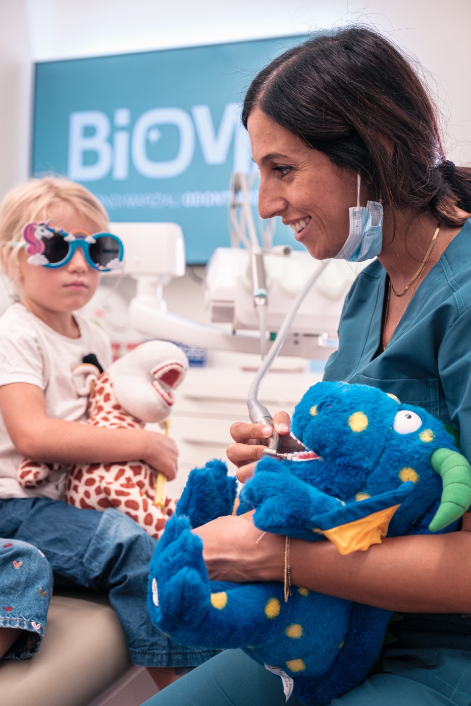 La Dott.ssa Elena Biondi con una bambina in studio BIOMA