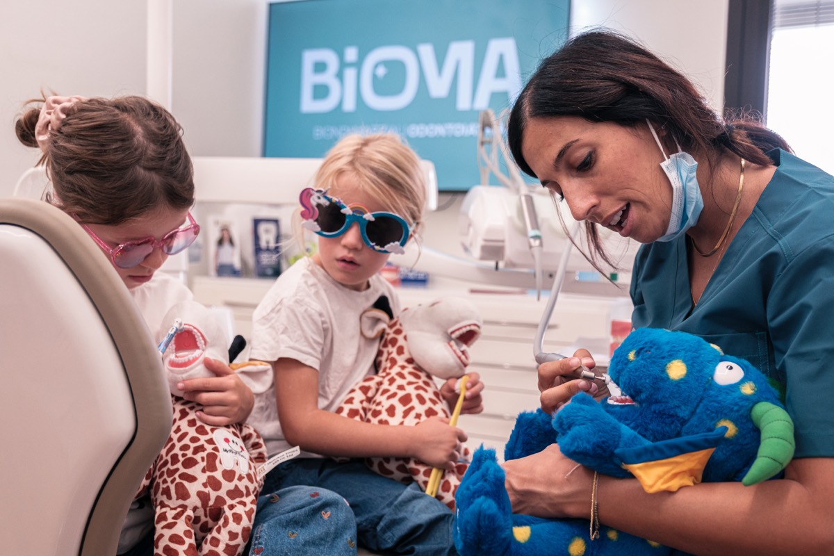 La Dott.ssa Biondi gioca con due bambine prima della visita
